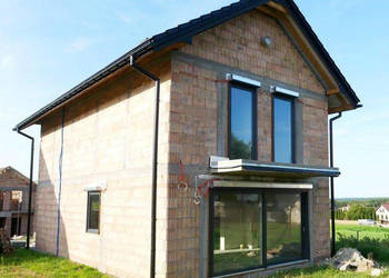 Szarów dom wolnostojący, garaż