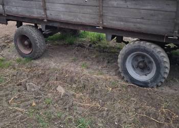 Przyczepa z rozrzutnika dwuosiowego sztywna nowa podłoga