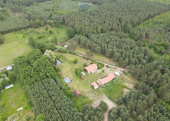 Ranczo w lesie z wyspą stawem basenem stajnią