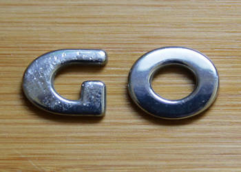 Emblemat znaczek GOLF - same literki G i O
