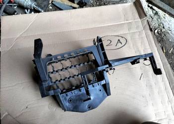 VW POLO MK4 9N 1.2 UCHWYT SKRZYNKA PRZEKAŹNIKÓW BEZPIECZNIKÓW KONSOLI