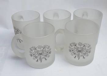 Kubek szklanny z motywem kwiatowym