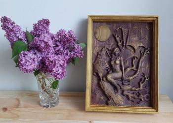 Płaskorzeźba drewno kobieta w ramie