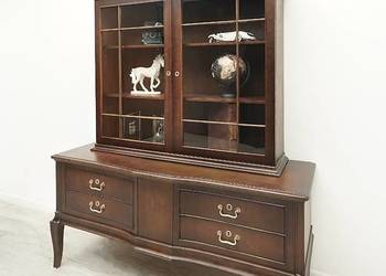 Zabytkowa witryna z lat 30-tych w stylu eklektycznym. Po renowacji.