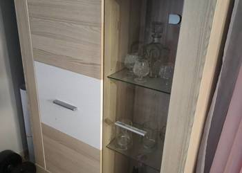 Szafka pokojowa z witryną – nowoczesny design