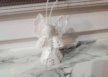 Aniołek na choinkę zrobiony na szydełku