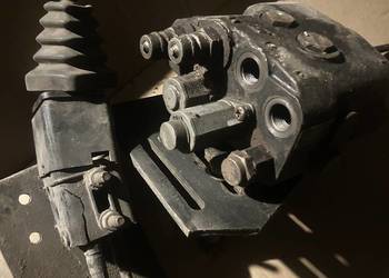 Hydrauliczny rozdzielacz do tura