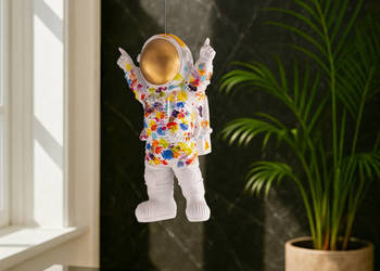 Artystyczna figurka kosmonauty wisząca.