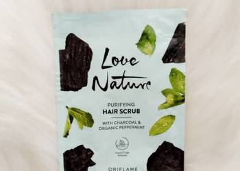 Oczyszczający scrub do skóry głowy Love Nature z węglem i organiczną miętą