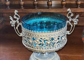 Cukiernica, na stopie, plater z kobaltowym szkłem. Cukiernica, na stopie, plater z kobaltowym szkłem.