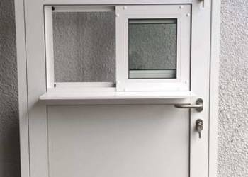 drzwi aluminiowe z oknem i parapetem do sklepu apteki kuchni