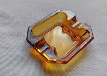 Mała miodowa popielniczka art deco, fasetkowana.