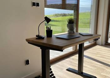 Biurko dębowe regulowane elektrycznie – lite drewno, 3 stelaże, producent