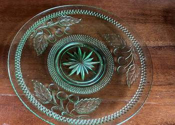 Zielona szklana patera. Dekor to wiśnie na gałązkach. Na ciasta i słodycze