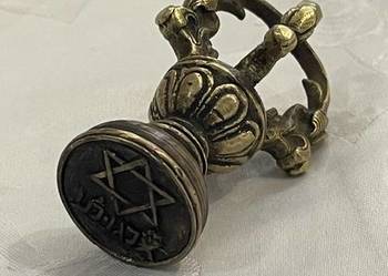 Zabytkowy mosiężny stempel z Gwiazdą Dawida i napisem hebrajskim
