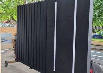 NOWOCZESNE OGRODZENIE PALISADA Z OŚWIETLENIEM