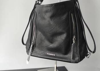 Czarna torebka z funkcją plecaka mieści A4 plecak miejski