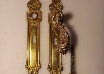 Komplet klamek mosiężnych i szyldów.