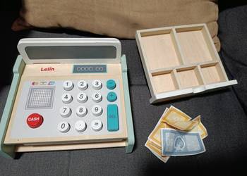 drewniana zabawka, a dokładniej pastelowa kasa fiskalna marki Lelin. 