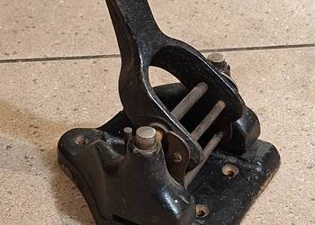 Stary dziurkacz biurowy żeliwny