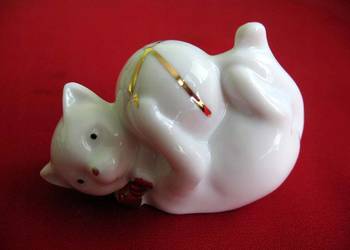 Kot - mały kotek z piłką - porcelana - figurka - 5 x 7 x 3 cm