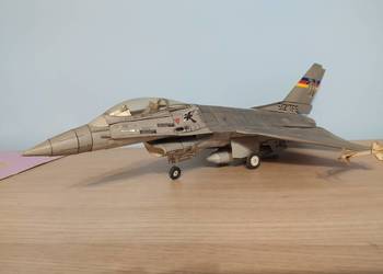 Model 1:33 myśliwca F-16 karton