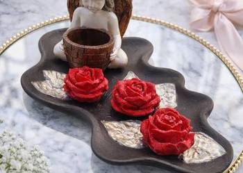 Ręcznie robiona dekoracja z gipsowymi różami i aniołem”