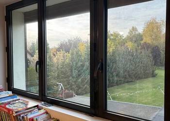 Sprzedam okna aluminiowe a notowane w brązie w cenie 150 zł za metr kwadrat