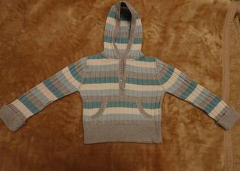 sweter dziewczęcy z kapturem