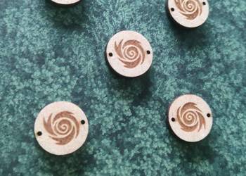 charms14 zawieszka drewno grawer 1,5 cm hand made