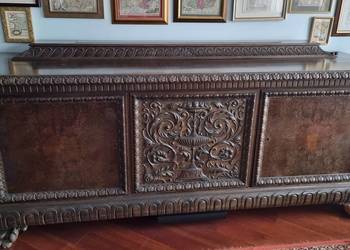 Komoda z pięknymi rzeźbieniami w stylu monachijskim