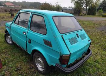 Fiat 126p. Z bordową deską