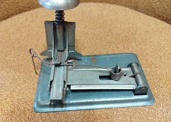 Stary zszywacz biurowy produkcji WPB Poznań, Ślady korozji