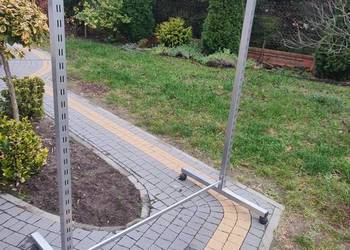 Metalowy wolno stojący wieszak na ubrania