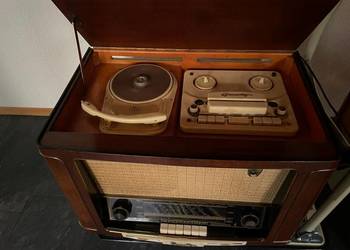 Antyczny gramofon i radioodbiornik w drewnianej obudowie