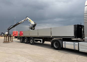 Naczepa skrzynia z dzwigiem do palet do budowlanki