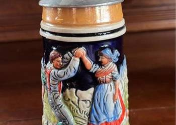 Kufel Western Germany. Para tańcząca na łące.  O poj. 180 ml. Wys. 15 cm. Ś
