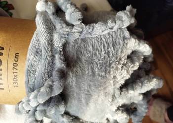 Nowy  koc siwy-popielaty  z  frędzlami 170cm x 130