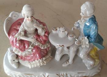Porcelanowa figurka, herbatka we dwoje.