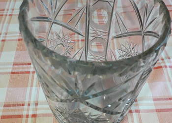 Kryształowy (wydaje piękny dźwięk pod pstryknięciem) wazon z głębokiego PRL Kryształowy (wydaje piękny dźwięk pod pstryknięciem) wazon z głębokiego PRL