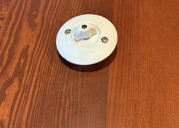 Stary przedwojenny porcelanowy przełącznik światła podtynkowy