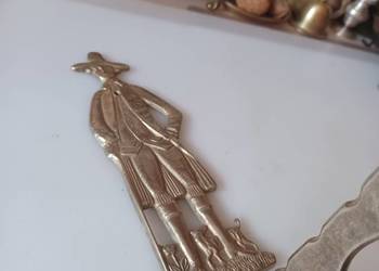 Piękny, mosiężny wieszak, pan z pieskiem.