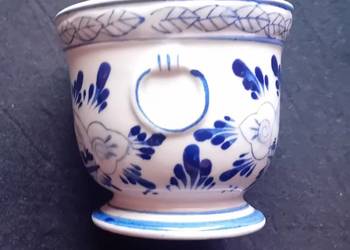 Ręcznie malowana osłonka doniczki Delft. Nie sygnowana.