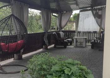 Domek z dużym budynkiem gospodarczym