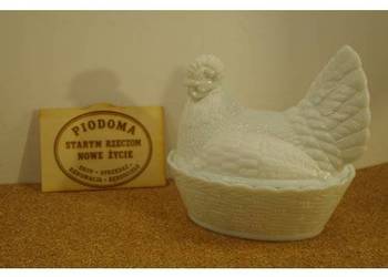 Cukiernica „Kura na gnieździe” – szkło mleczne (milk glass), styl rustykaln