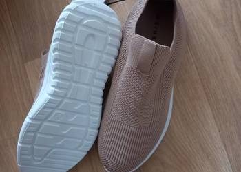 beżowe sneakersy Sinsay