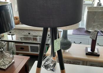 Lampa stołowa na trzech drewnianych nóżkach