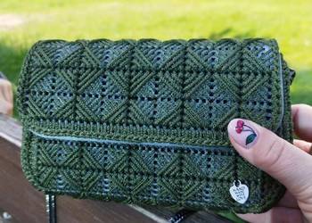 Haftowana torebka na łańcuszku, ręcznie robiona