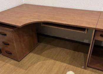 Dwa biurka biurowe z dostawkami + wygodny skórzany fotel!