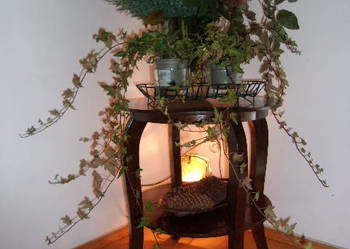 Fantazyjny kwietnik, niski stoliczek lub pomocnik